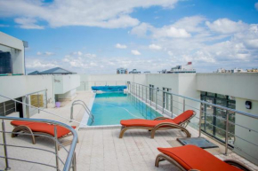 Lux Suites Silvestone Apartments